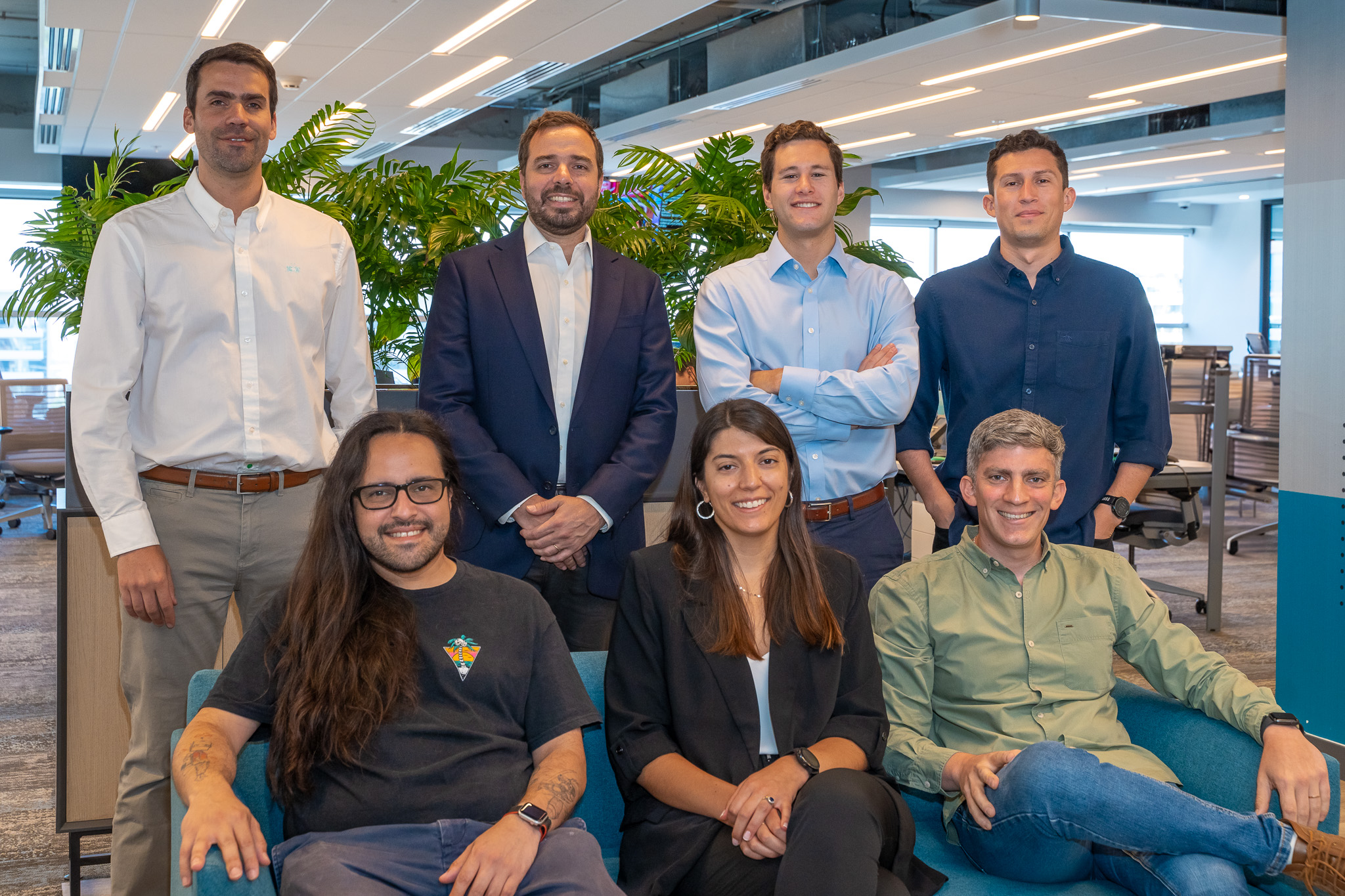 Equipo BICECORP feliz en la oficina