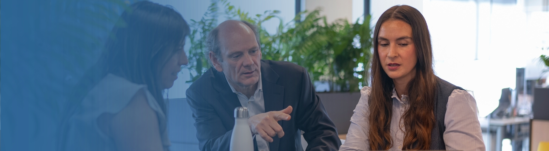 Foto colaboradores discutiendo sobre un tema en el computador