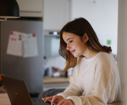 Mujer Revisando Contratos