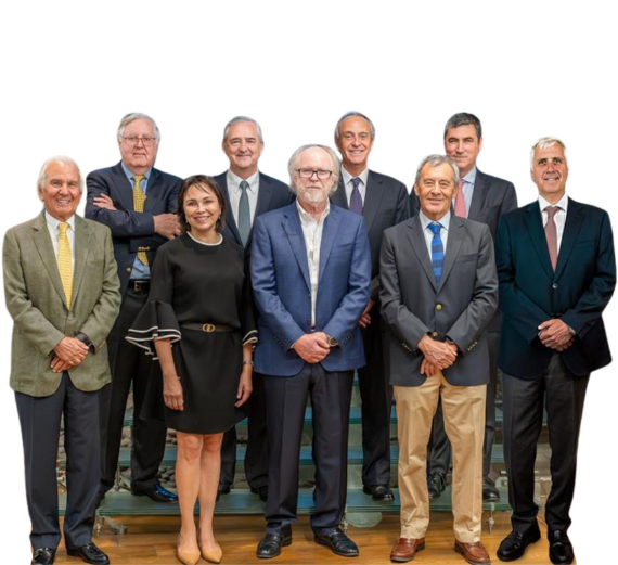 Fotografía del directorio de BICE posando en grupo en un ambiente corporativo