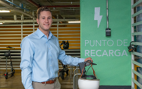Persona depositando una botella plástica en un contenedor de reciclaje en instalaciones de BICE