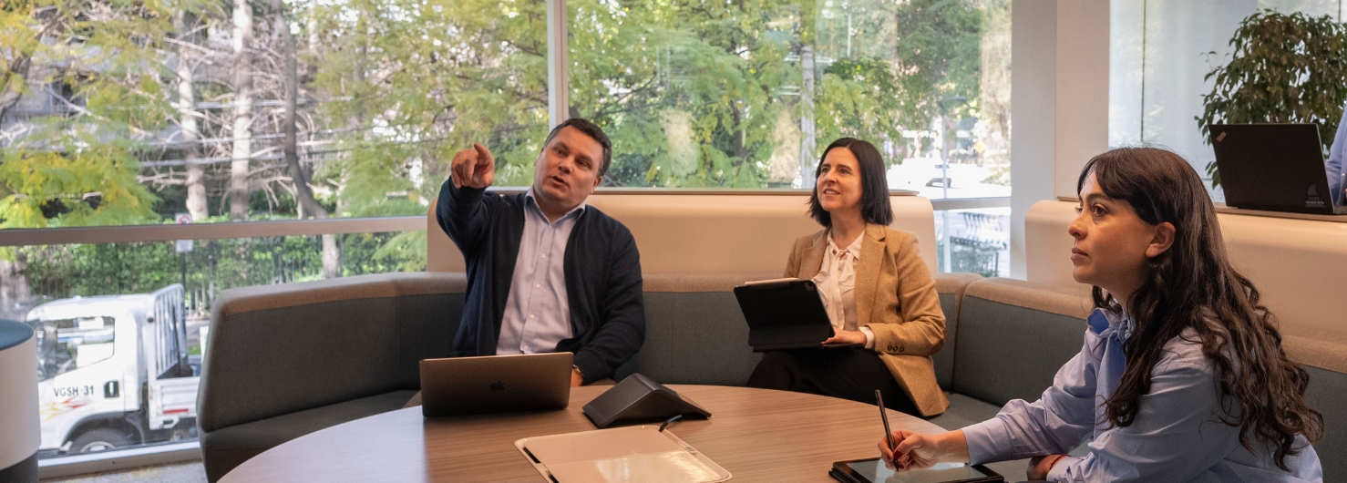 Equipo corporativo en reunión colaborativa en oficinas de BICE