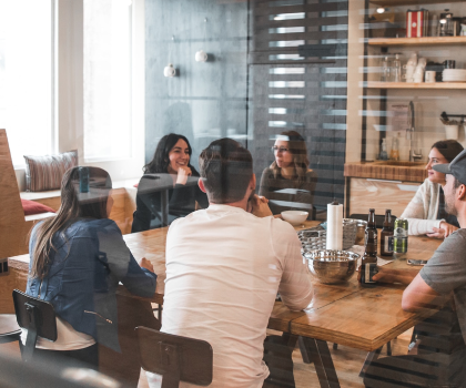 Un equipo de trabajo reunido