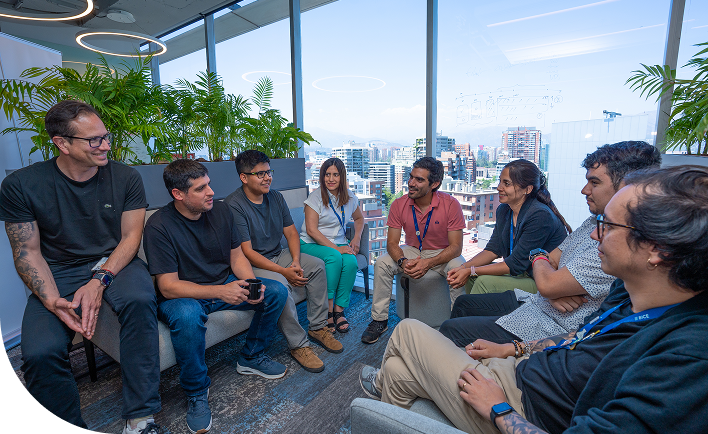 Colaboradores compartiendo en espacios comúnes de la oficina