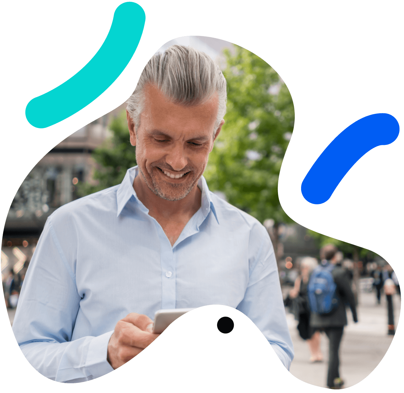 Hombre sonriendo mirando su celular