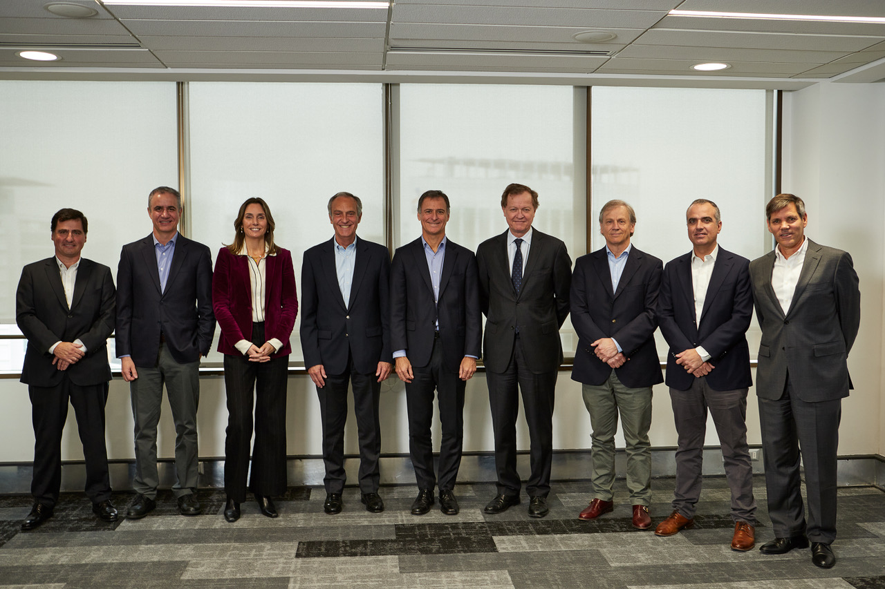 Fotografía de líderes de BICE posando en grupo en una sala corporativa