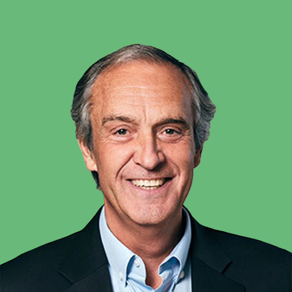 Retrato de un ejecutivo de BICECORP con fondo verde, representando liderazgo, cercanía y profesionalismo corporativo