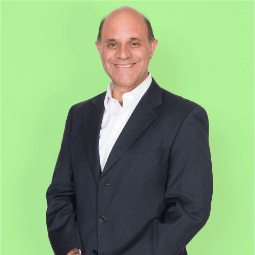 Retrato de un ejecutivo de BICECORP con fondo azul, proyectando liderazgo, confianza y profesionalismo corporativo