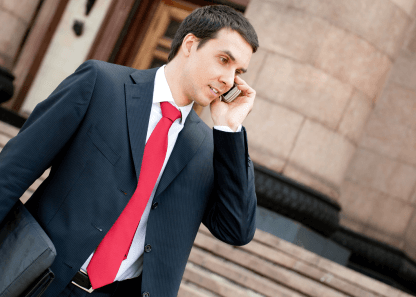 Hombre al celular cotizaciones previsionales