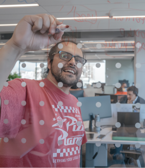 Collage del trabajo en una oficina utilizando computadores y Apps mobiles