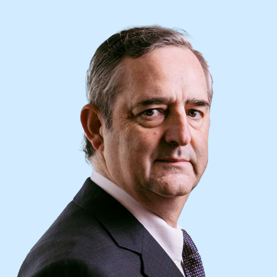 Retrato de un ejecutivo de BICECORP con fondo celeste, mostrando profesionalismo y visión estratégica