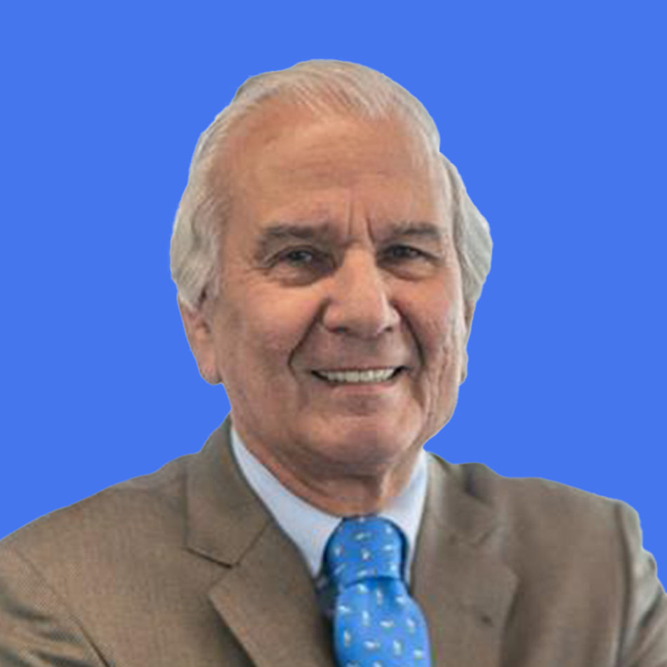 Retrato de un ejecutivo de BICECORP con fondo azul, reflejando experiencia, confianza y compromiso institucional