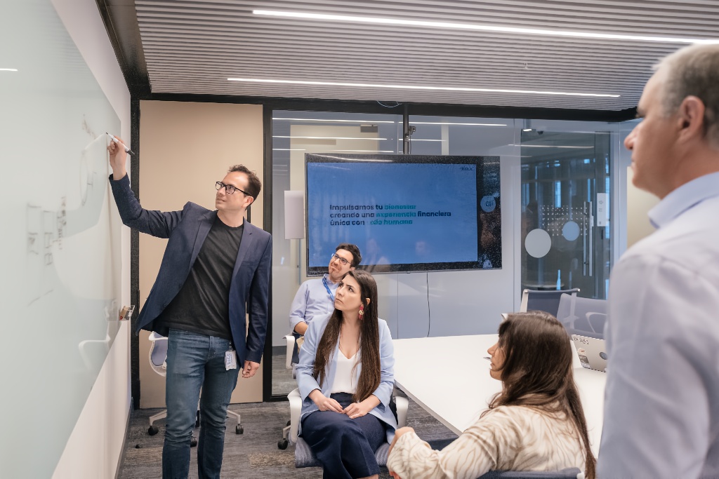 Un grupo de personas trabajando con computadores