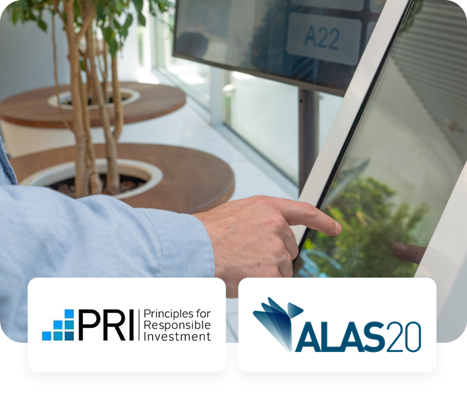 Persona usando una pantalla táctil en instalaciones de BICE, junto a los logos PRI y ALAS20 que destacan compromisos en inversión responsable y sostenibilidad
