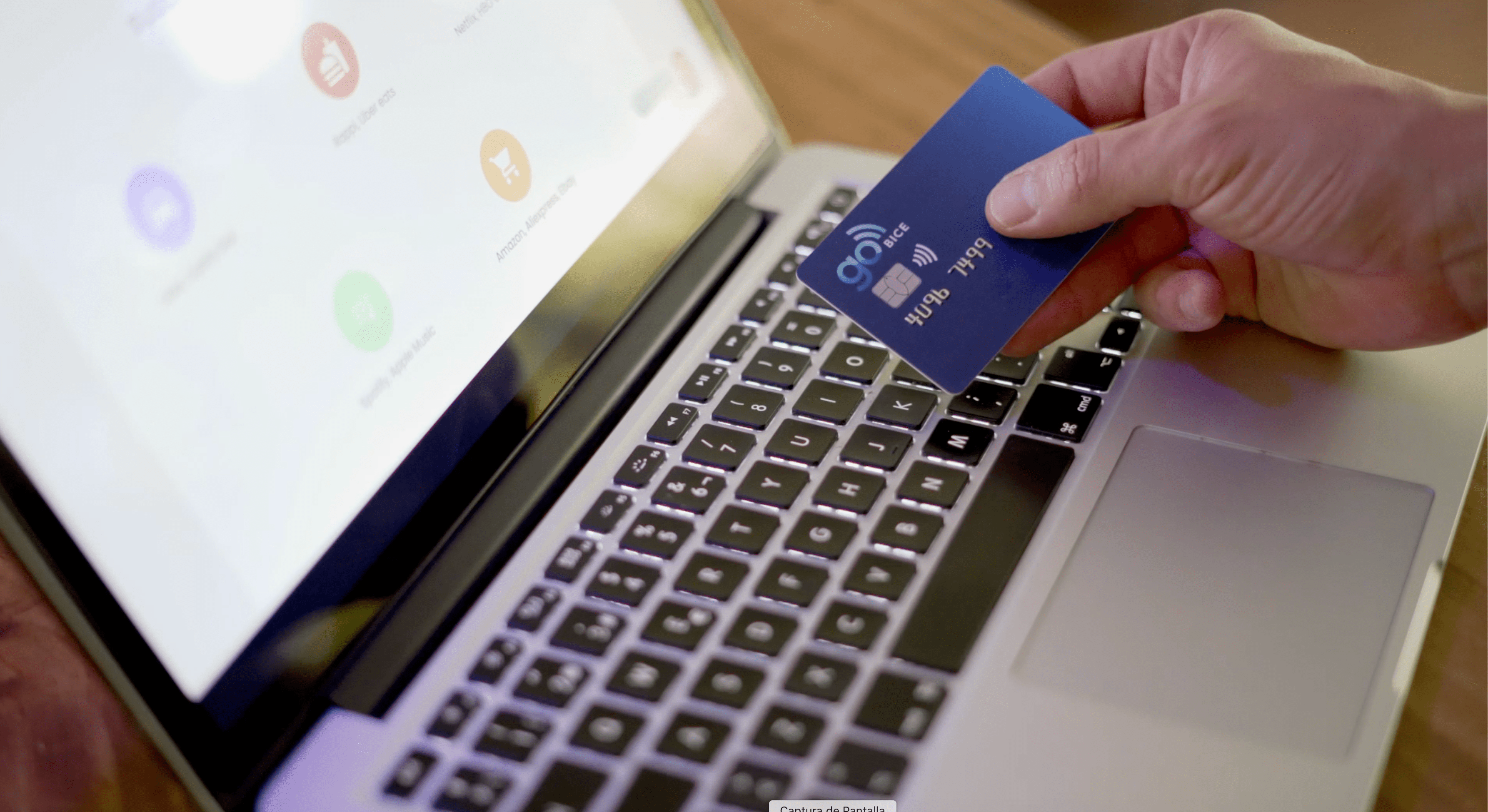 Una operación con tarjeta desde una laptop.