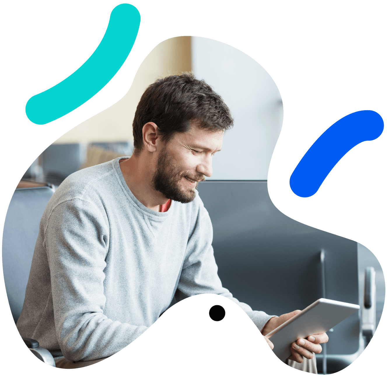 Hombre sonriendo mirando su tablet