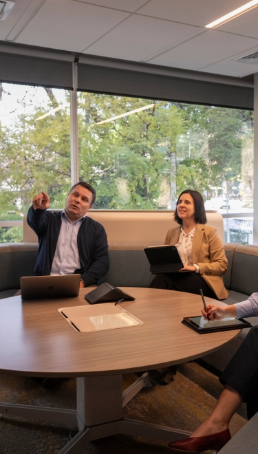 Equipo corporativo en reunión colaborativa en oficinas de BICE