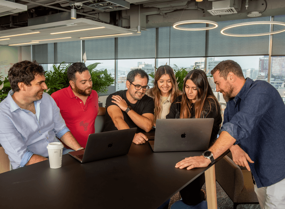 Grupo de personas trabajando feliz en BICECORP