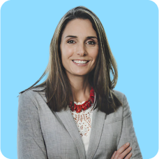 Retrato de una ejecutiva de BICECORP con fondo celeste, proyectando profesionalismo, confianza y vocación de servicio