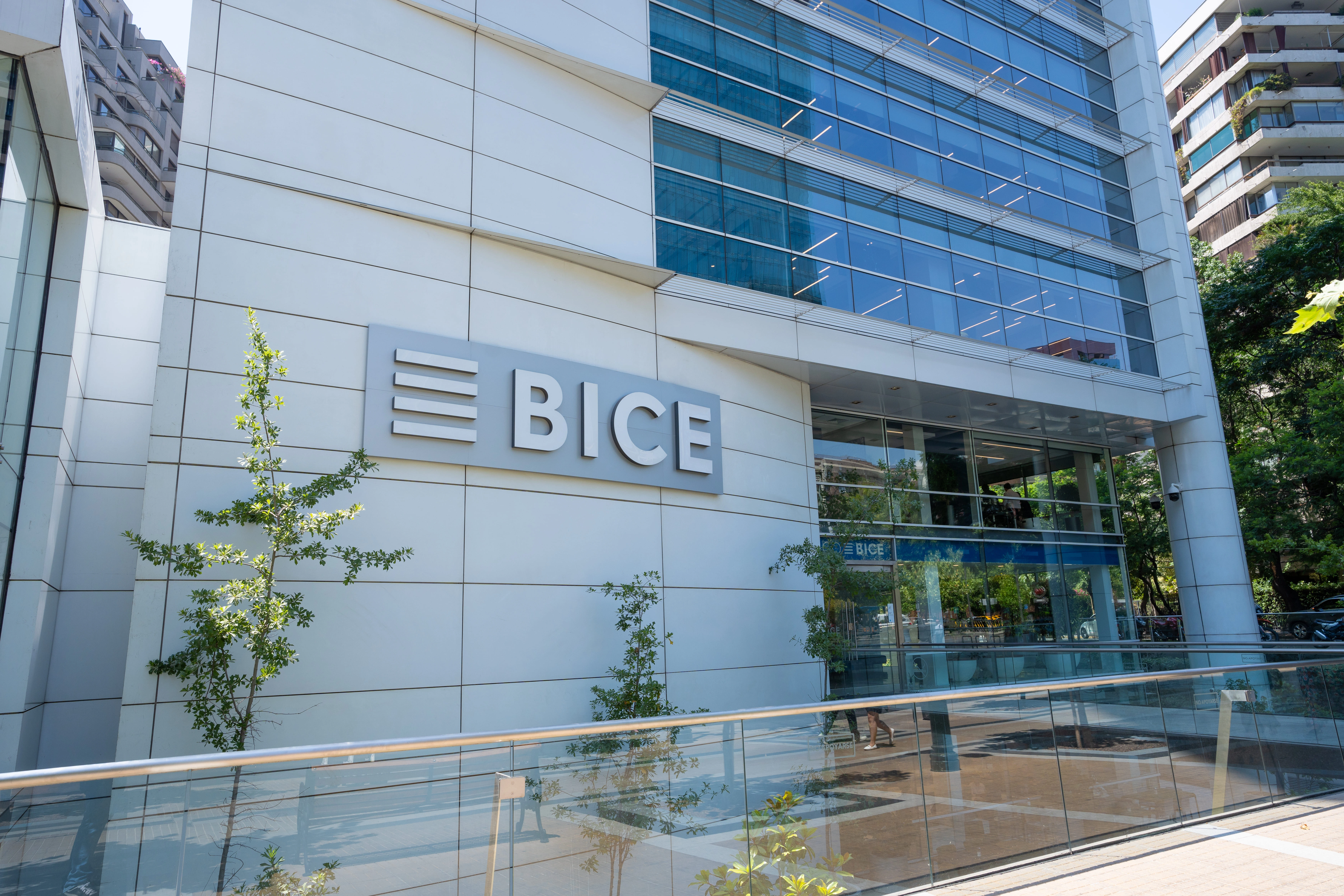 Fachada del edificio corporativo de BICE con su logo visible y entorno urbano