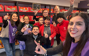 Grupo de voluntarios y participantes posando y sonriendo en una actividad comunitaria de la Red de Alimentos