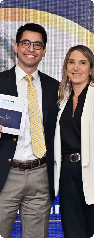 Dos colaboradores de BICE posan sonrientes durante una ceremonia de reconocimiento corporativo