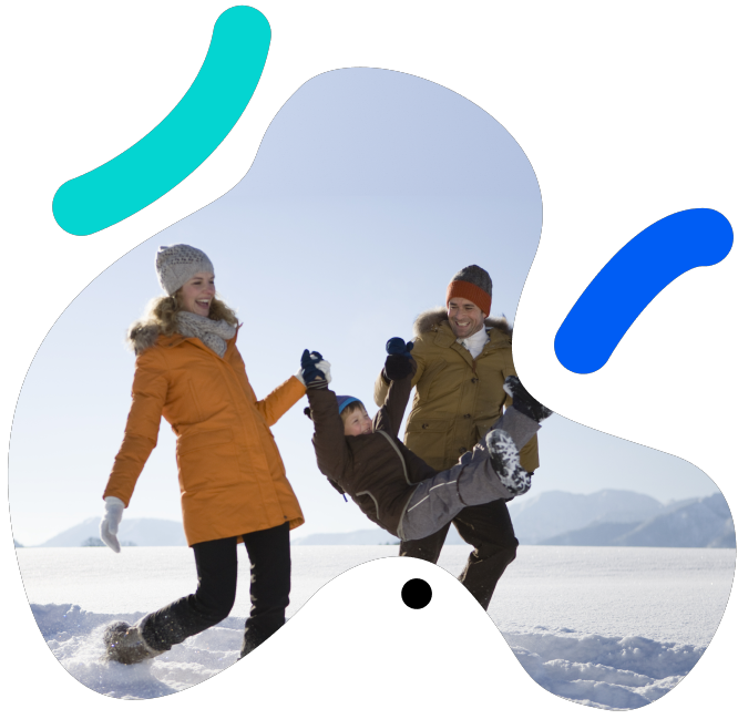Familia sonriendo en la nieve