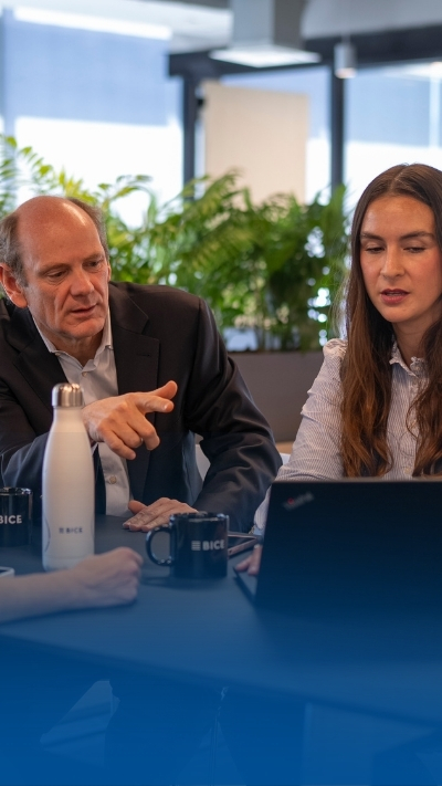 Foto colaboradores discutiendo sobre un tema en el computador