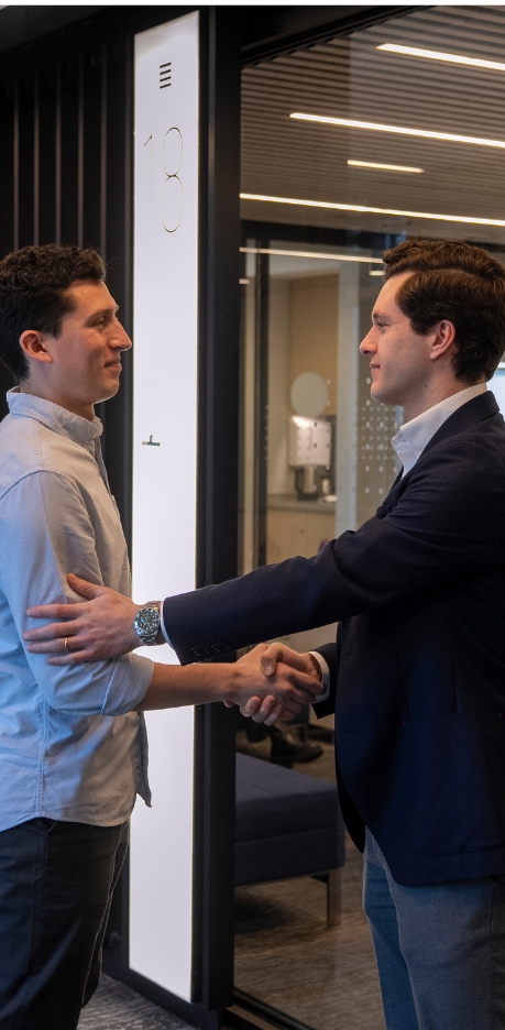 Colaboradores dándose la mano en las instalaciones de edificio BICE