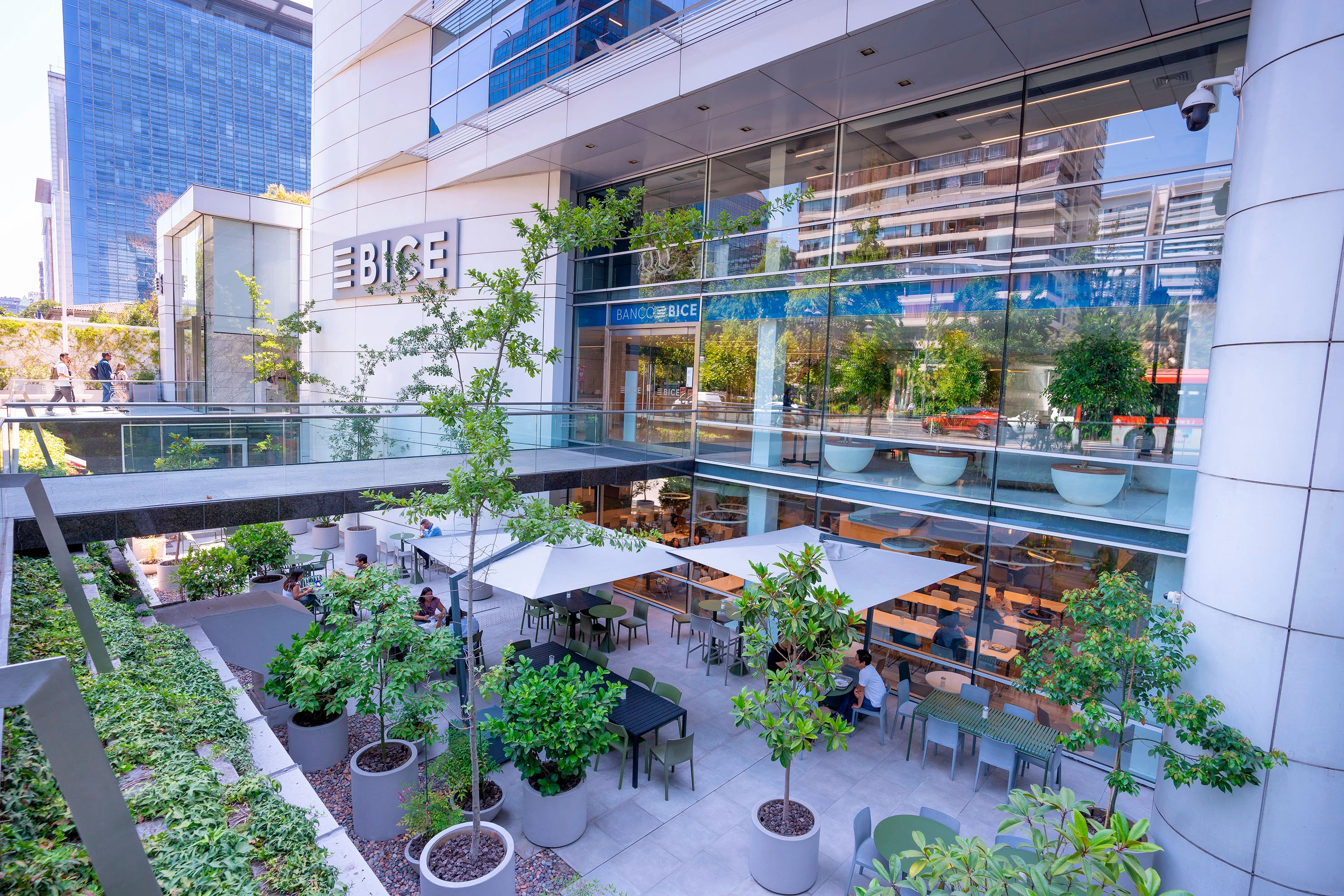 Instalaciones de BICE con terraza ajardinada y espacios al aire libre integrados a su edificio corporativo