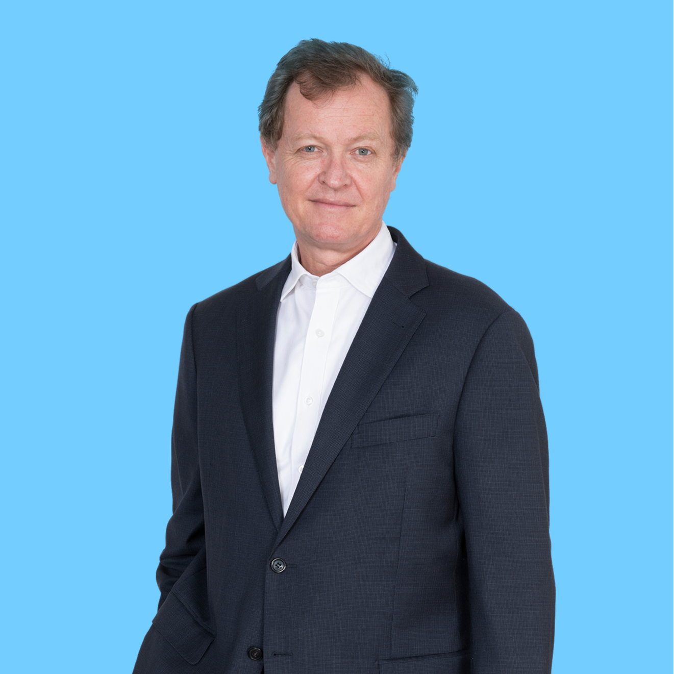 Retrato de un ejecutivo de BICECORP con fondo celeste, reflejando liderazgo, trayectoria y visión estratégica