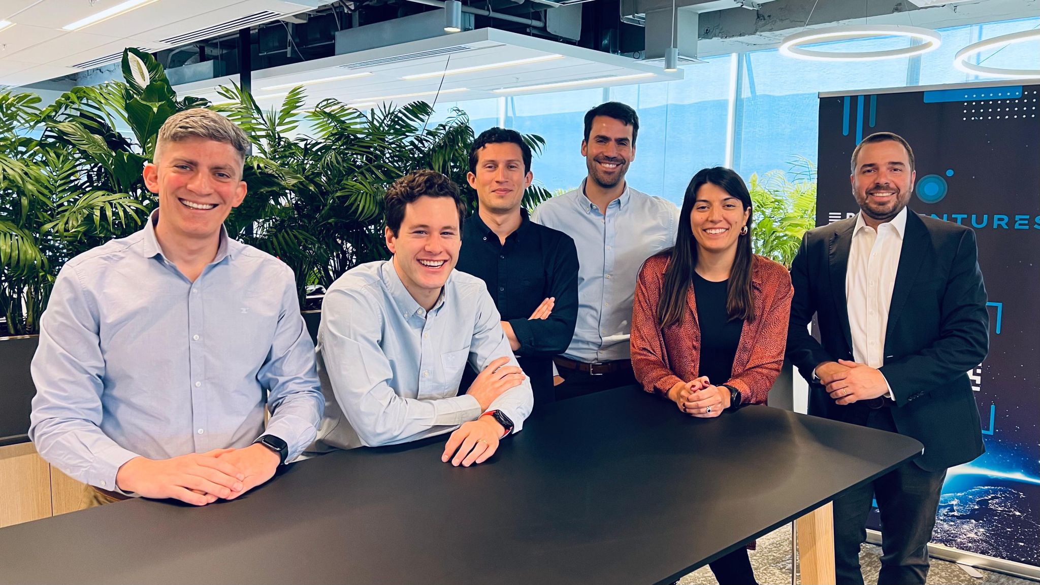 Equipo BICECORP feliz en la oficina